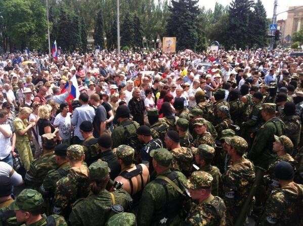 В Донецке проходит митинг против выборов Президента