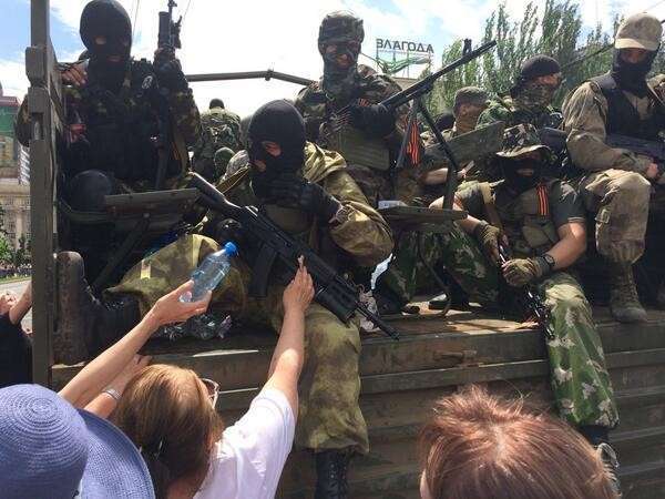 В Донецке проходит митинг против выборов Президента