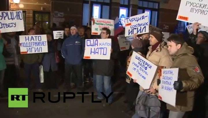 Жители столицы собрались у посольства Турции в Москве