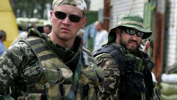 Члены украинской национальной гвардии в городе Старобельске Луганской области, архивное фото Члены украинской национальной гвардии в городе Старобельске Луганской области, архивное фото