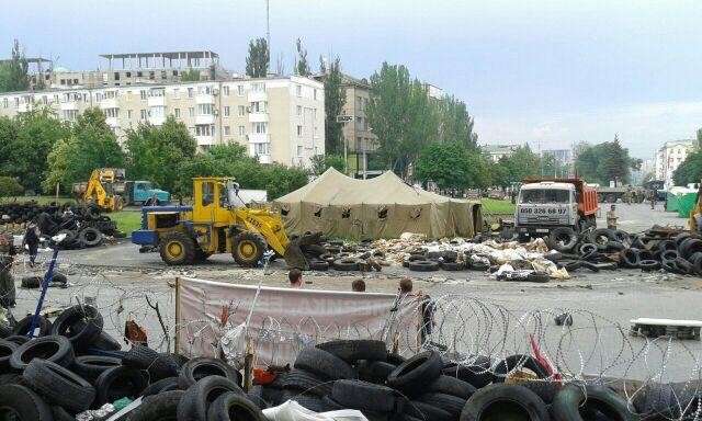 Мародёры разграбили супермаркет возле Донецкого аэропорта