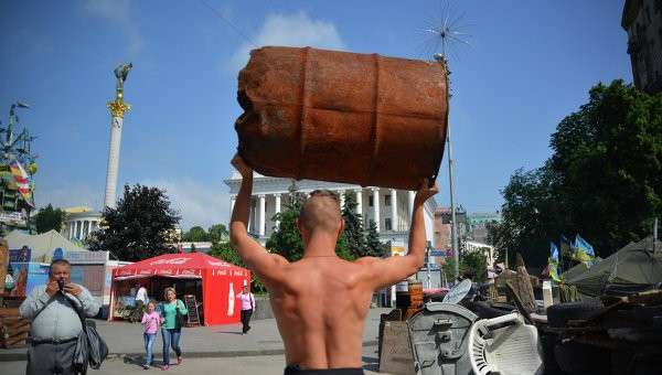 Обитатель палаточного городка на Площади Независимости в Киеве Обитатель палаточного городка на Площади Независимости в Киеве
