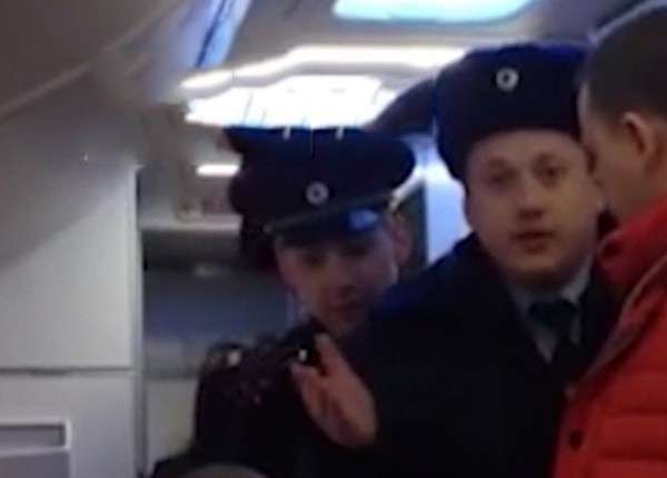 Двух пассажиров сняли с самолёта за дебош в Пулково