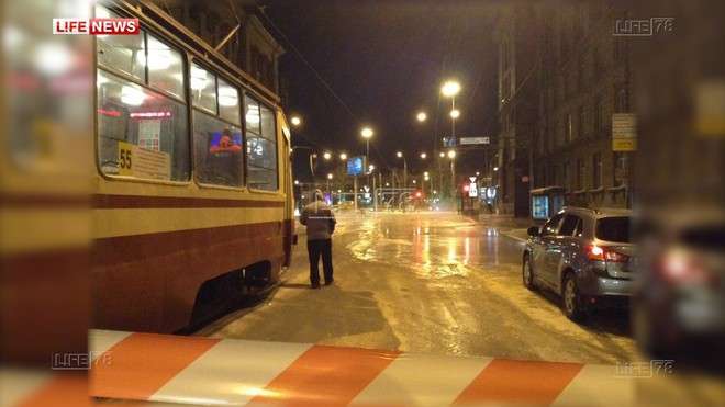 В Петербурге после прорыва трубы провалилась часть дороги