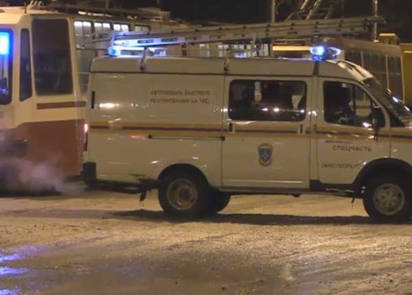 В Петербурге после прорыва трубы провалилась часть дороги