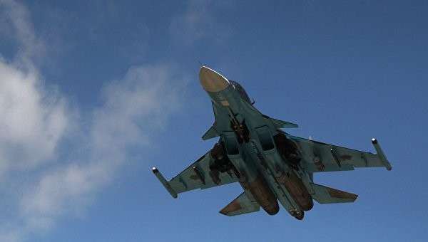 Российский истребитель-бомбардировщик Су-34 взлетает из аэропорта Латакии в Сирии Российский истребитель-бомбардировщик Су-34 взлетает из аэропорта Латакии в Сирии