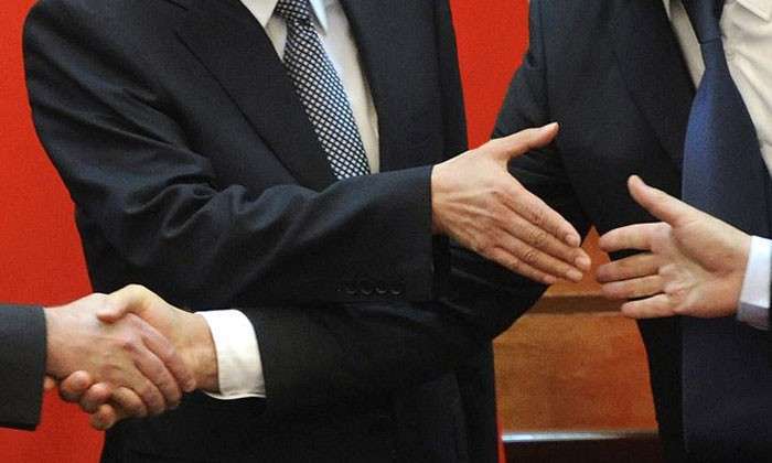 Уколы протоколом. Виктор Мышко о демонстративных жестах англосаксов Уколы протоколом. Виктор Мышко о демонстративных жестах англосаксов