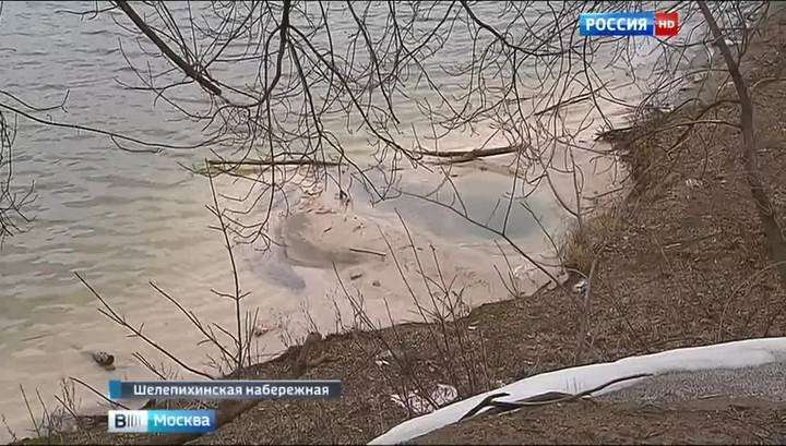 На Москве-реке забил фонтан жёлтого цвета, загрязнения воды не зафиксировано