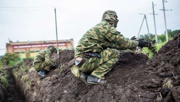 Бойцы народного ополчения Донбасса укрепляют и маскируют окопы в селе Семеновка под Славянском Бойцы народного ополчения Донбасса укрепляют и маскируют окопы в селе Семеновка под Славянском
