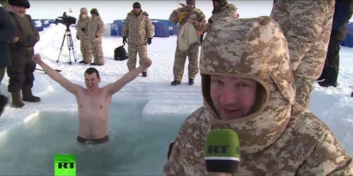 Спасение в экстремальных условиях: корреспондент RT побывал на учениях ВДВ в Арктике