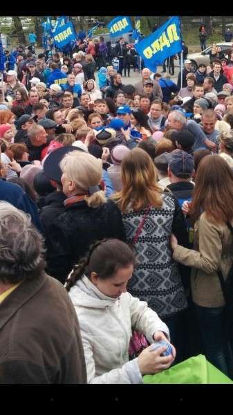ЛДПР в Томске кидали в толпу сгущёнку, кепки, ношеное исподнее и кости для супа