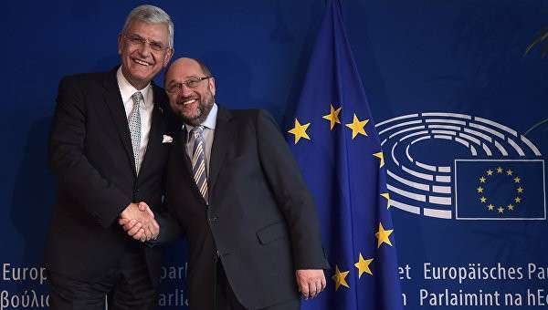 Председатель Европейского парламента Мартин Шульц и министр Турции по делам Евросоюза Волкан Бозкыр во время совместной встречи в Страсбурге Председатель Европейского парламента Мартин Шульц и министр Турции по делам Евросоюза Волкан Бозкыр во время совместной встречи в Страсбурге