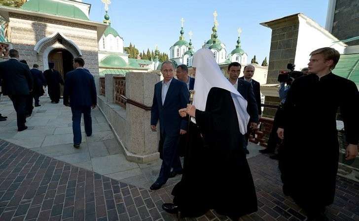 С Патриархом Московским и всея Руси Кириллом во время посещения Русского на Афоне Свято-Пантелеимонова монастыря.