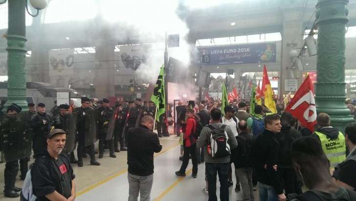 Протестующие во Франции блокировали поезд с Кубком Европы