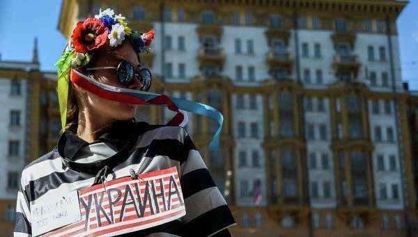 Девушка с надписью Украина на груди, архивное фото Девушка с надписью Украина на груди, архивное фото