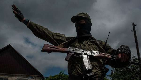 Боец народного ополчения в Славянске. Архивное фото Боец народного ополчения в Славянске. Архивное фото