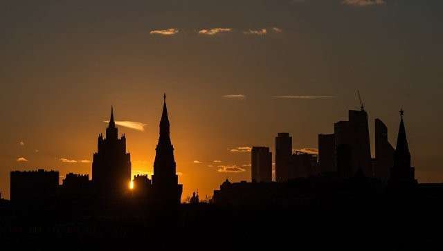Московский Кремль и Московский международный деловой центр Москва-Сити с Большого Москворецкого моста. Архивное фото Московский Кремль и Московский международный деловой центр Москва-Сити с Большого Москворецкого моста. Архивное фото