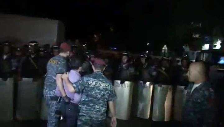 Бандиты, захватившие полк ППС в Ереване, начали сдаваться