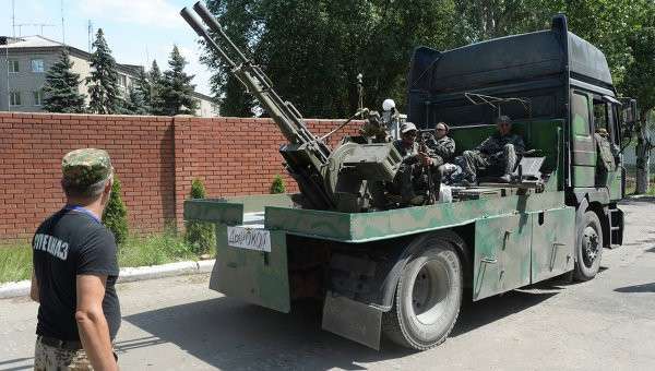 Военная техника ополченцев, прорвавшихся из оказавшегося в окружении украинских силовиков города Славянска на востоке Украины, на одной из улиц Донецка Военная техника ополченцев, прорвавшихся из оказавшегося в окружении украинских силовиков города Славянска на востоке Украины, на одной из улиц Донецка