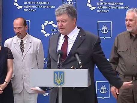 Пьяный самозванец Петруха Порошенко в Мариуполе вызвал бурную реакцию интернет-пользователей