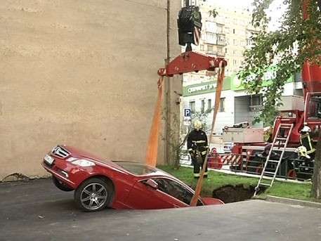 Автомобиль ушёл под землю из-за провала грунта в центре Москвы