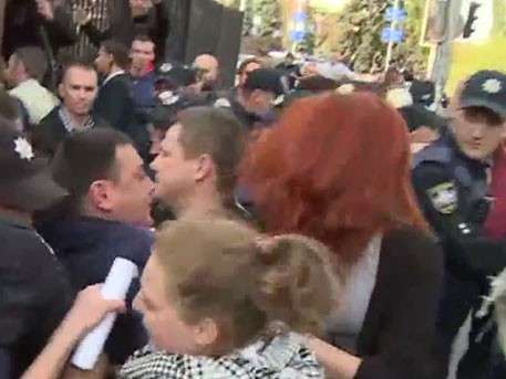 Радикалы устроили потасовку с полицией перед зданием суда в Киеве