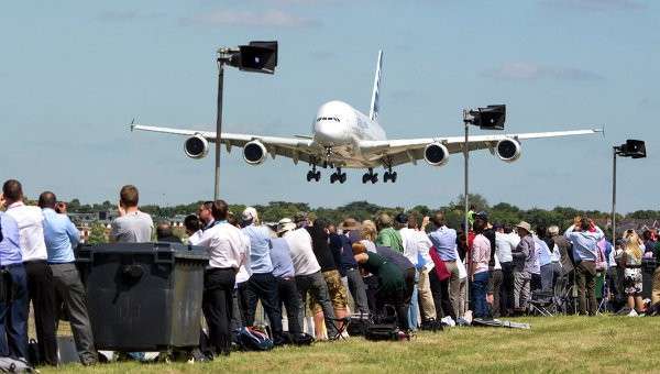 Посетители авиасалона Фарнборо 2014 наблюдают за посадкой самолета Airbus Industrie A380 Посетители авиасалона Фарнборо 2014 наблюдают за посадкой самолета Airbus Industrie A380