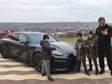 Дети Рамзана Кадырова подарили своему тренеру по борьбе Porsche Panamera