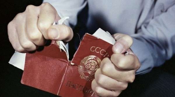 Когда они уезжали, рвали советские паспорта. Теперь получают советские пенсии