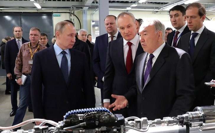 С Президентом Казахстана Нурсултаном Назарбаевым во время посещения завода «Диаконт».