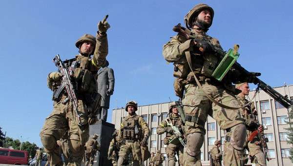 Украинские военные в Славянске. Архивное фото Украинские военные в Славянске. Архивное фото