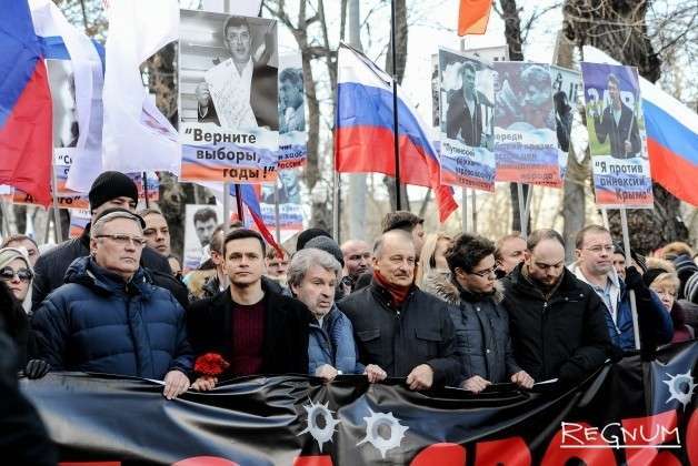 Российские прозападные либералы на шествии памяти Бориса Немцова