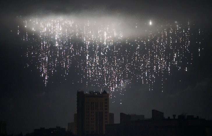 Разрыв снаряда в небе над Донецком, 2015 год
