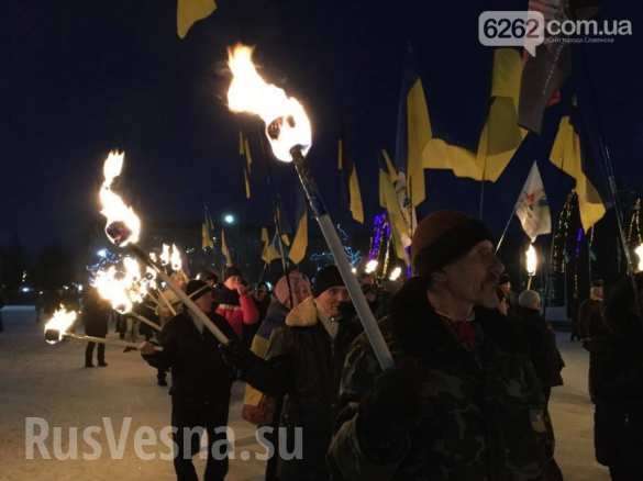 Факельное шествие в Славянске провела кучка заезжих гастролеров-русофобов | Русская весна