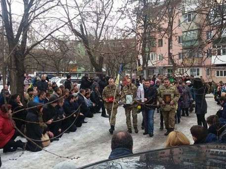 Рабская психология: В Запорожье убитого боевика «АТО» похоронили на коленях