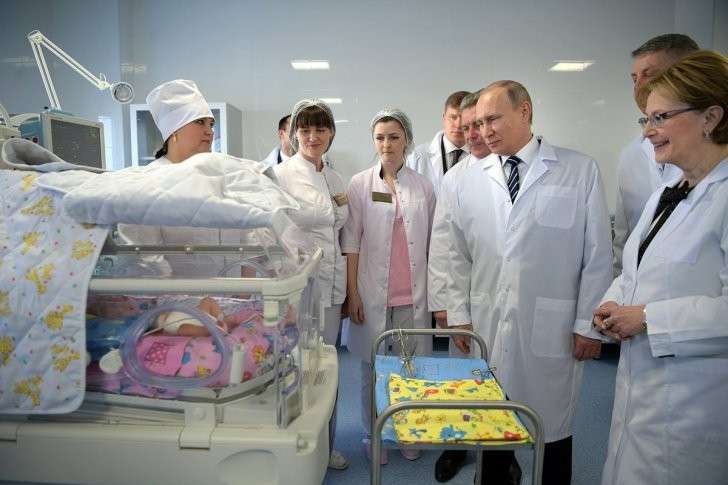Владимир Путин пообещал врачам зарплату в 200% от средней по региону