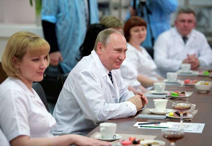 Владимир Путин пообещал врачам зарплату в 200% от средней по региону