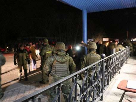Украинские полицейские открыли огонь по нацистам, блокирующим Донбасс