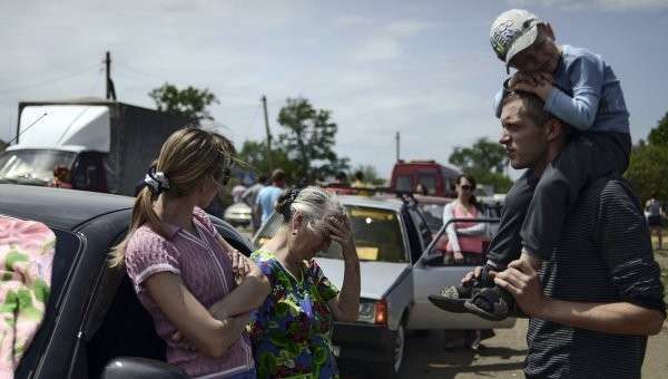 Беженцы на пограничном пункте пропуска Изварино в Луганской области. Архивное фото Беженцы на пограничном пункте пропуска Изварино в Луганской области. Архивное фото