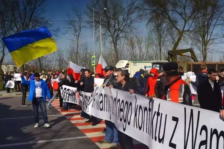 Картинки по запросу "Это наша земля": поляки на Украине перекрыли трассу