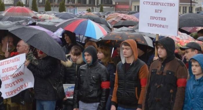 Брянск: антитеррористический митинг собрал 5 тысяч человек несмотря на проливной дождь