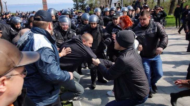 Бой у вечного огня: в Одессе бандеровцы пытались помешать почтить память защитников города