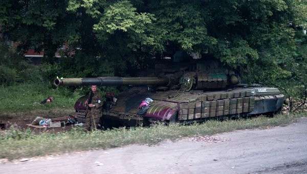 Боец ополчения возле танка в Донецкой области. Архивное фото Боец ополчения возле танка в Донецкой области. Архивное фото