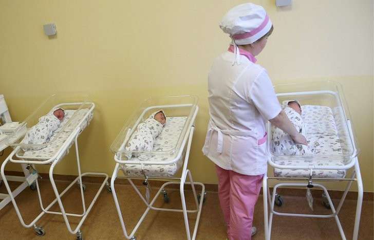 Россия: рождение первенцев будет поддерживаться и стимулироваться