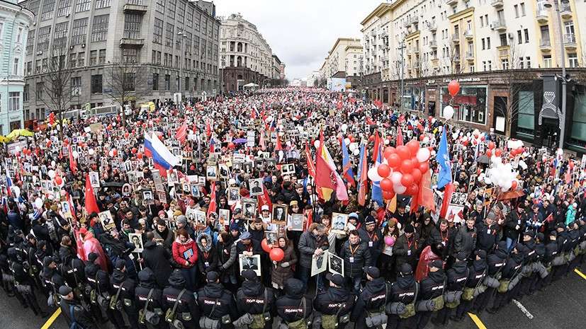 В центре Москвы проходит памятная акция «Бессмертный полк». Прямая трансляция. Прямая трансляция