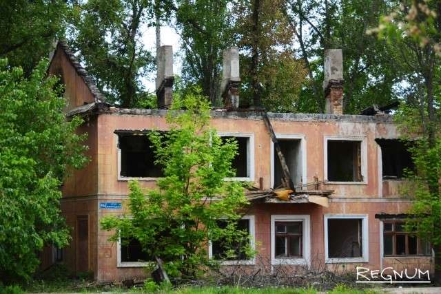 У некоторых домов уже нет крыши — она обвалилась от ветхости или ее растащили хозяйственные соседи