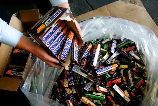 Продукцию Mars и Snickers отозвали из-за сенной палочки Продукцию Mars и Snickers отозвали из-за сенной палочки