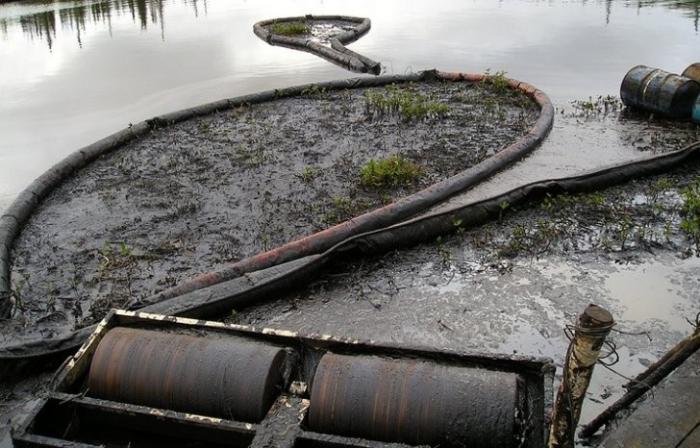 В Томске ученые запатентовали устройство для блокады разлившейся нефти в водоемах