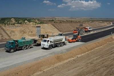 Трассу «Таврида» строят специалисты из Сибири. Крымские дорожники вышли из доверия Трассу «Таврида» строят специалисты из Сибири. Крымские дорожники вышли из доверия