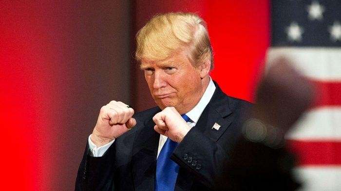 Дональд Трамп пропускает удары глобалистов